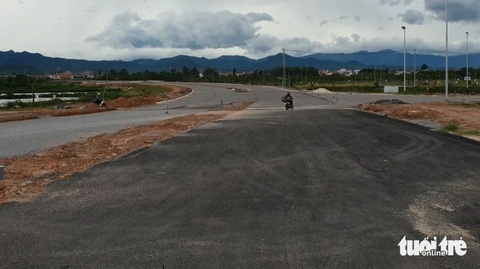 Đường trăm tỉ như bỏ hoang do bị chặn bởi nhà đầu tư BOT- Ảnh 3. Tuyến đường huyết mạch trăm tỉ này đã được thi công gần hoàn thiện, nhưng như bỏ hoang vì nhà đầu tư BOT không cho đấu nối - Ảnh: Q.NAM