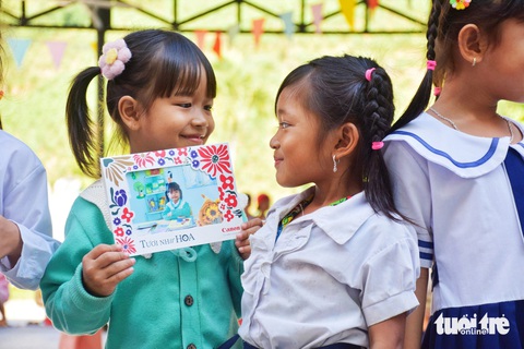Niềm vui của các em học sinh khi nhận được tấm ảnh chân dung từ chương trình - Ảnh: TRẦN HOÀI Niềm vui của các em học sinh khi nhận được tấm ảnh chân dung từ chương trình - Ảnh: TRẦN HOÀI