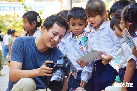 Các em nhỏ thích thú xem lại các hình ảnh do nhiếp ảnh gia chụp - Ảnh: TRẦN HOÀI Các em nhỏ thích thú xem lại các hình ảnh do nhiếp ảnh gia chụp - Ảnh: TRẦN HOÀI