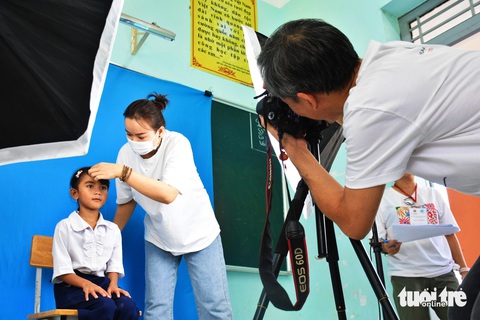 Khu vực chụp ảnh thẻ cho các em nhỏ - Ảnh: TRẦN HOÀI Khu vực chụp ảnh thẻ cho các em nhỏ - Ảnh: TRẦN HOÀI