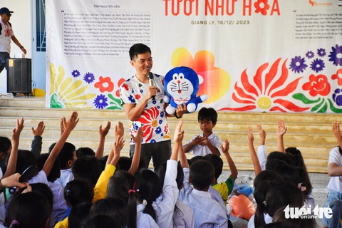 Các em học sinh tham gia các trò chơi do chương trình tổ chức - Ảnh: TRẦN HOÀI Các em học sinh tham gia các trò chơi do chương trình tổ chức - Ảnh: TRẦN HOÀI