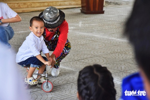 Một bạn nhỏ tham gia tiết mục xiếc từ chương trình - Ảnh: TRẦN HOÀI Một bạn nhỏ tham gia tiết mục xiếc từ chương trình - Ảnh: TRẦN HOÀI