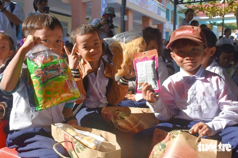 Các em nhỏ trên tay những món quà từ chương trình - Ảnh: TRẦN HOÀI Các em nhỏ cầm trên tay những món quà từ chương trình - Ảnh: TRẦN HOÀI