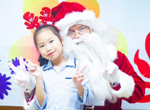 Ảnh chân dung tươi như hoa của bệnh nhi, cụ già neo đơn- Ảnh 1. Bạn nhỏ thích thú được chụp hình cùng ông già Noel - Ảnh: BTC