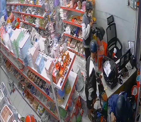 Tạm giữ băng trộm nhí chuyên bẻ khóa, đột nhập cửa hàng tiện lợi ở Thủ Đức- Ảnh 1. Nhóm trộm nhí đột nhập cửa hàng tiện lợi để trộm cắp tài sản - Ảnh cắt từ camera