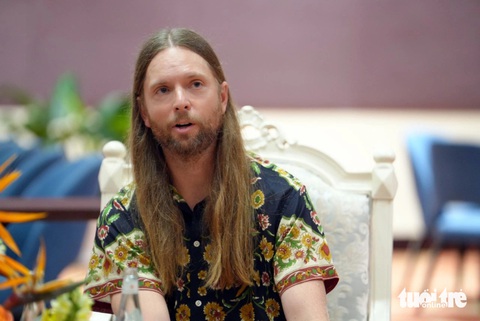 James Valentine muốn đưa vợ trở lại Việt Nam vì cô rất ghen tị với chồng lần này - Ảnh: THẾ KIỆT James Valentine muốn đưa vợ trở lại Việt Nam vì cô rất ghen tị với chồng lần này - Ảnh: THẾ KIỆT