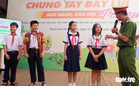 Các bạn nhỏ cùng tìm hiểu kiến thức pháp luật liên quan bảo vệ trẻ em tại tọa đàm - Ảnh: K.ANH