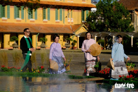 Trình diễn 200 bộ thời trang tơ lụa tôn vinh cảnh đẹp Đà Lạt- Ảnh 6. Nhiều người mẫu là người dân Đà Lạt - Ảnh: M.V