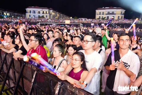 Khán giả trong đêm nhạc rất đa dạng về lứa tuổi, quốc tích... - Ảnh: HỮU HẠNH Khán giả trong đêm nhạc rất đa dạng về lứa tuổi, quốc tịch... - Ảnh: HỮU HẠNH