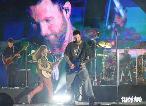 Adam Levine chơi guitar máu lửa cũng như lúc anh hát - Ảnh: HỮU HẠNH Adam Levine chơi guitar máu lửa cũng như lúc anh hát - Ảnh: HỮU HẠNH