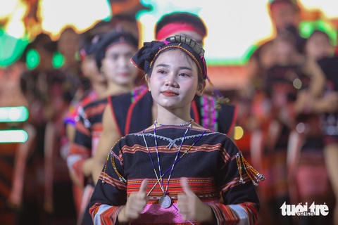 Một học sinh hào hứng với điệu múa xoang - Ảnh: LÂM THIÊN Một học sinh hào hứng với điệu múa xoang - Ảnh: LÂM THIÊN