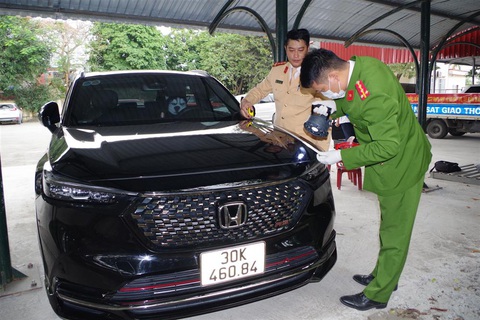 Tạm giữ hình sự tài xế lái ô tô húc văng hai cảnh sát giao thông- Ảnh 2. Cơ quan công an kiểm tra ô tô vi phạm - Ảnh: CACC