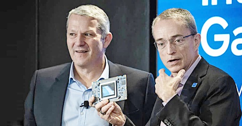 Ông Patrick Gelsinger (phải), CEO của Intel, phát biểu trong sự kiện ra mắt các chip mới ở New York, Mỹ hôm 14-12 - Ảnh: BLOOMBERG Ông Patrick Gelsinger (phải), CEO của Intel, phát biểu trong sự kiện ra mắt các chip mới ở New York, Mỹ hôm 14-12 - Ảnh: BLOOMBERG