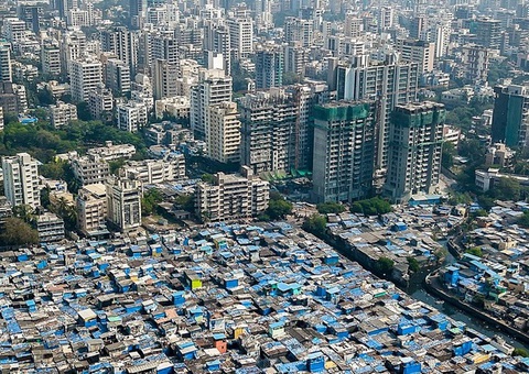 Nửa trái hình là khu ổ chuột tồi tàn Dharavi ở Mumbai (Ấn Độ), trong khi nửa phải hình là khu người giàu - Ảnh Johnny Miller Nửa trái hình là khu ổ chuột tồi tàn Dharavi ở Mumbai (Ấn Độ), trong khi nửa phải hình là khu người giàu - Ảnh Johnny Miller
