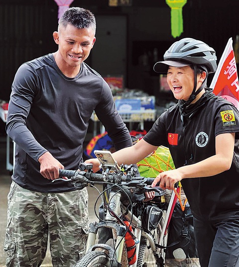 Kinh ngạc với người phụ nữ đạp xe xuyên biên giới 2.400km để học võ- Ảnh 3. Sau hành trình đạp xe dài 2.409km trong 35 ngày, Li đã đến trại huấn luyện của thần tượng - Ảnh: China Daily