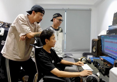 Rapper đời đầu LK cuối cùng đã biết Đen Vâu là ai- Ảnh 3. Bức ảnh được Đen Vâu chia sẻ trên trang cá nhân, anh cùng LK, JustaTee sản xuất ca khúc mới - Ảnh: Facebook nhân vật