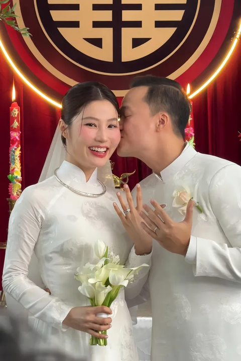 Quà cưới khủng của Diễm My 9X- Ảnh 1. Bộ nữ trang và nhẫn kim cương mà cô dâu Diễm My 9X được nhà chồng trao tặng trong ngày cưới