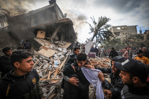 Tin tức thế giới 16-12: Israel giết nhầm con tin ở Gaza; Phần Lan thỏa thuận quốc phòng với Mỹ- Ảnh 3. Một tòa nhà bị đánh sập sau cuộc không kích của Israel ở thành phố Rafah miền nam Gaza ngày 14-12 - Ảnh: AFP