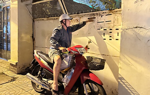 Anh Vỹ cẩn thận mà nhanh nhẹn nhét báo vào từng nhà người đặt - Ảnh: AN VI Anh Vỹ cẩn thận mà nhanh nhẹn nhét báo vào từng nhà người đặt - Ảnh: AN VI