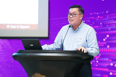 Giáo sư Nguyễn Văn Tuấn, Viện trưởng Viện nghiên cứu Tâm Anh trình bày tại hội thảo. Ảnh: Đ.H Giáo sư Nguyễn Văn Tuấn, viện trưởng Viện nghiên cứu Tâm Anh trình bày tại hội thảo. Ảnh: Đ.H