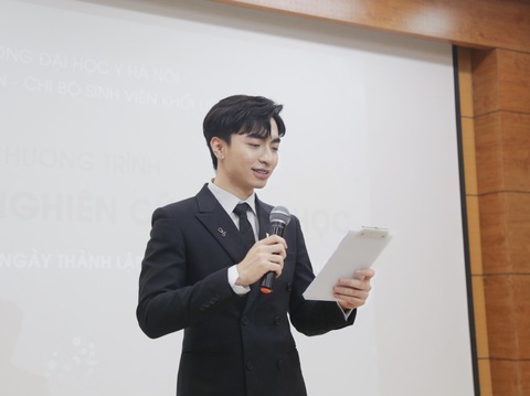 Chàng sinh viên y khoa: Cố gắng 200% sức lực để không tụt lại phía sau- Ảnh 3. Chàng sinh viên y khoa với phiên bản đa nhiệm, nhiều màu sắc - Ảnh: NVCC