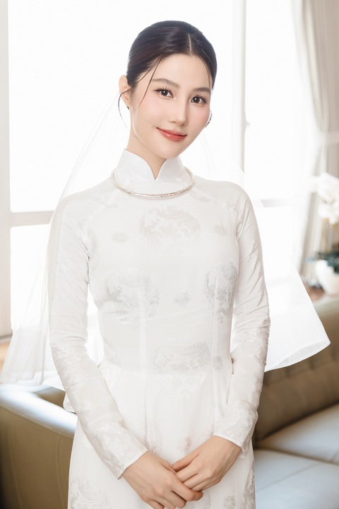 Lễ cưới Diễm My 9X: Cô dâu khoe visual xinh đẹp, dàn phù dâu 'chất lượng' tụ họp từ sớm- Ảnh 4. Cô dâu vốn sở hữu nhan sắc ưa nhìn nên việc trang điểm nhẹ nhàng, trang phục đơn giản đã giúp tôn lên vẻ đẹp vốn có của nữ diễn viên.