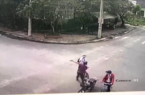Một học sinh bị cha của bạn học đánh tới tấp, phải nhập viện- Ảnh 1. Camera ghi lại cảnh cháu Khiêm bị ông Mỹ đánh - Ảnh từ camera người dân cung cấp