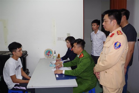 Tạm giữ hình sự tài xế lái ô tô húc văng hai cảnh sát giao thông- Ảnh 1. Cơ quan công an lấy lời khai lái xe Phạm Đình Huân để làm rõ hành vi lái ô tô húc văng hai cảnh sát giao thông - Ảnh: CACC