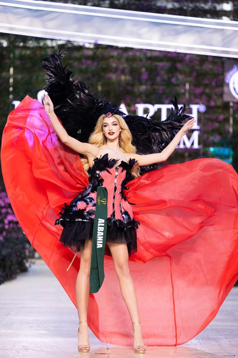 Bán kết Miss Earth 2023: Lan Anh hóa Nữ vương Trưng Trắc trong phần thi National costume- Ảnh 6. Bán kết Miss Earth 2023: Lan Anh hóa Nữ vương Trưng Trắc trong phần thi National costume- Ảnh 6.