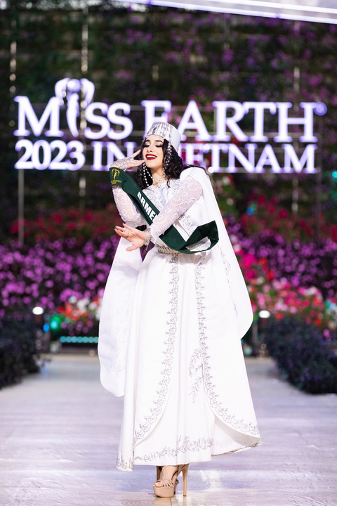 Bán kết Miss Earth 2023: Lan Anh hóa Nữ vương Trưng Trắc trong phần thi National costume- Ảnh 9. Bán kết Miss Earth 2023: Lan Anh hóa Nữ vương Trưng Trắc trong phần thi National costume- Ảnh 9.