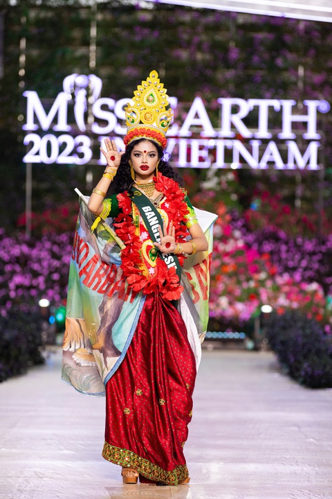 Bán kết Miss Earth 2023: Lan Anh hóa Nữ vương Trưng Trắc trong phần thi National costume- Ảnh 10. Bán kết Miss Earth 2023: Lan Anh hóa Nữ vương Trưng Trắc trong phần thi National costume- Ảnh 10.