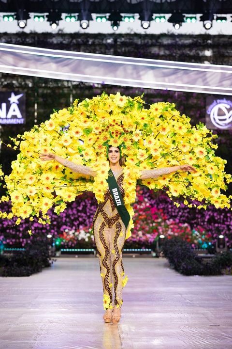 Bán kết Miss Earth 2023: Lan Anh hóa Nữ vương Trưng Trắc trong phần thi National costume- Ảnh 12. Bán kết Miss Earth 2023: Lan Anh hóa Nữ vương Trưng Trắc trong phần thi National costume- Ảnh 12.