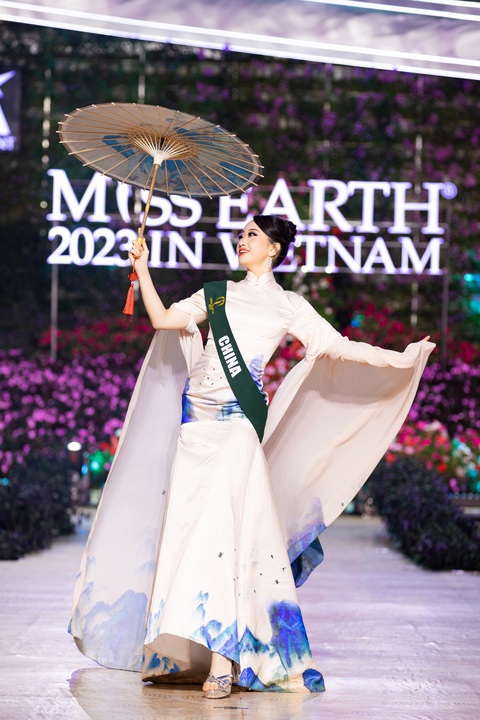 Bán kết Miss Earth 2023: Lan Anh hóa Nữ vương Trưng Trắc trong phần thi National costume- Ảnh 13. Bán kết Miss Earth 2023: Lan Anh hóa Nữ vương Trưng Trắc trong phần thi National costume- Ảnh 13.