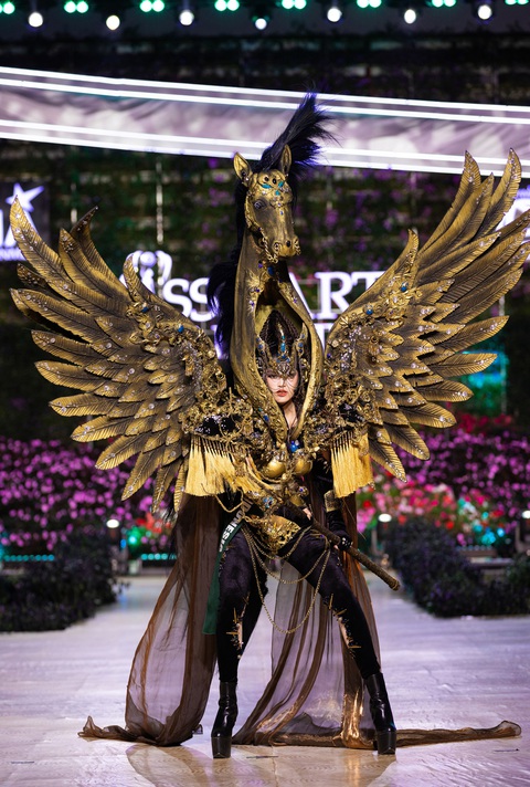 Bán kết Miss Earth 2023: Lan Anh hóa Nữ vương Trưng Trắc trong phần thi National costume- Ảnh 7. Bán kết Miss Earth 2023: Lan Anh hóa Nữ vương Trưng Trắc trong phần thi National costume- Ảnh 7.
