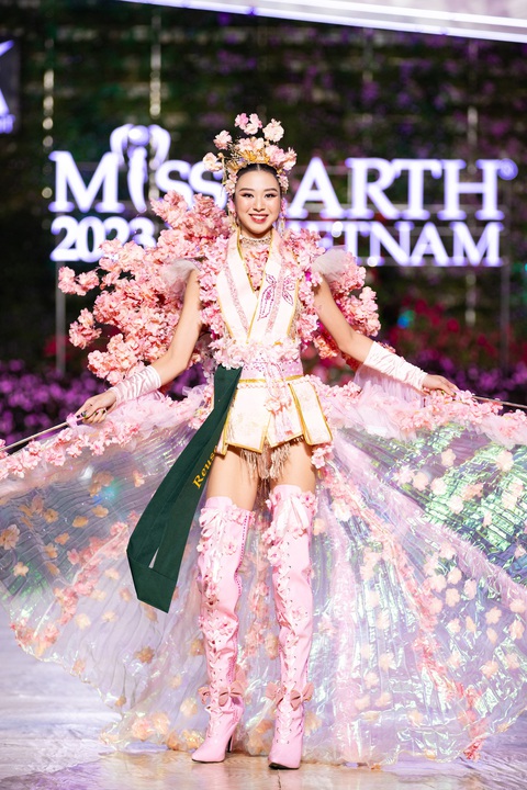 Bán kết Miss Earth 2023: Lan Anh hóa Nữ vương Trưng Trắc trong phần thi National costume- Ảnh 11. Bán kết Miss Earth 2023: Lan Anh hóa Nữ vương Trưng Trắc trong phần thi National costume- Ảnh 11.