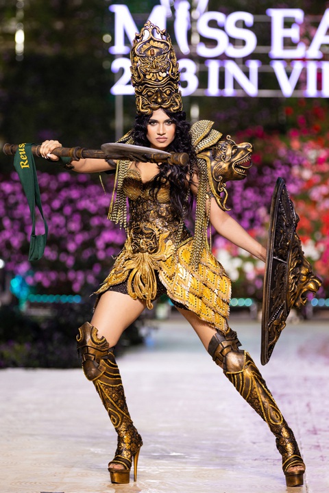 Bán kết Miss Earth 2023: Lan Anh hóa Nữ vương Trưng Trắc trong phần thi National costume- Ảnh 8. Bán kết Miss Earth 2023: Lan Anh hóa Nữ vương Trưng Trắc trong phần thi National costume- Ảnh 8.
