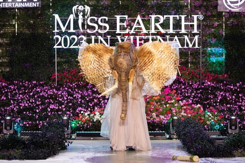 Bán kết Miss Earth 2023: Lan Anh hóa Nữ vương Trưng Trắc trong phần thi National costume- Ảnh 1. Bộ trang phục “Nữ vương” của Miss Earth Vietnam 2023 - Đỗ Lan Anh là một biểu tượng của sự mạnh mẽ, kiêu hãnh và tình yêu với truyền thống văn hóa Việt Nam.