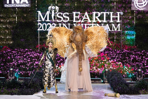 Bán kết Miss Earth 2023: Lan Anh hóa Nữ vương Trưng Trắc trong phần thi National costume- Ảnh 2. Với sự kết hợp hoàn hảo giữa truyền thống và hiện đại, bộ trang phục “Nữ vương” sẽ mang đến một màu sắc mới cho cuộc thi Miss Earth 2023. Đồng thời đây cũng là một tuyên ngôn mạnh mẽ về vẻ đẹp và quyền lực của phụ nữ trong xã hội hiện đại.
