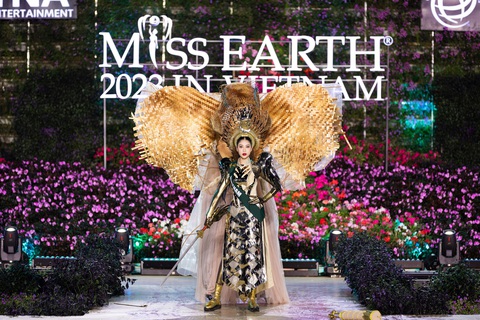 Bán kết Miss Earth 2023: Lan Anh hóa Nữ vương Trưng Trắc trong phần thi National costume- Ảnh 3. Sự kết hợp giữa truyền thống và hiện đại trong bộ trang phục “Nữ vương” thể hiện rõ qua việc sử dụng chất liệu chính từ thiên nhiên như mây, tre và nứa - những yếu tố vốn được xem là biểu tượng của sự thuần khiết. Điều này không chỉ giúp duy trì sự thân thuộc mà còn tạo nên sự giao thoa độc đáo cho thiết kế.