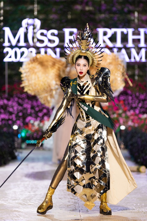 Bán kết Miss Earth 2023: Lan Anh hóa Nữ vương Trưng Trắc trong phần thi National costume- Ảnh 5. Đại diện Việt Nam đầy thần thái, nổi bật trong phần thi National costume.
