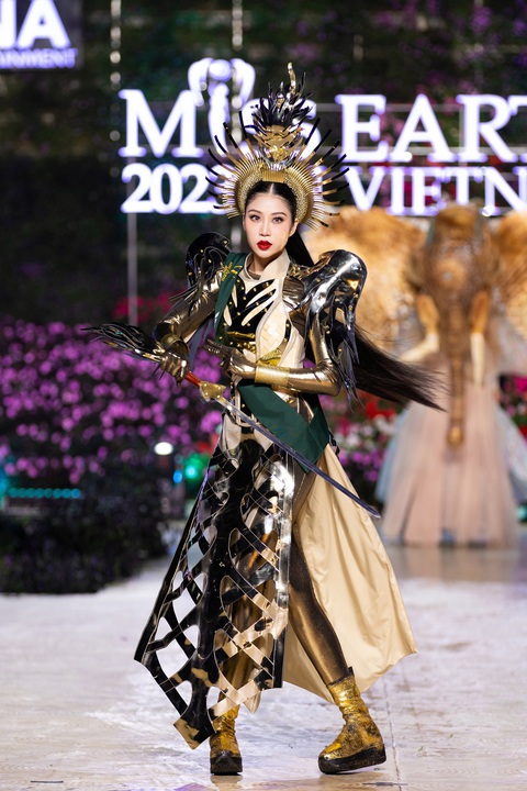 Bán kết Miss Earth 2023: Lan Anh hóa Nữ vương Trưng Trắc trong phần thi National costume- Ảnh 4. Tác phẩm “Nữ vương” khoác lên mình vẻ oai vệ và tôn nghiêm như một bức tranh sử thi. Với sự kết hợp của đường nét cắt rả và xử lý tinh tế, tác phẩm không chỉ đẹp mắt mà còn tạo nên không khí trang trọng, gợi nhớ về hình ảnh một nữ hào kiệt trong lịch sử của đất nước.