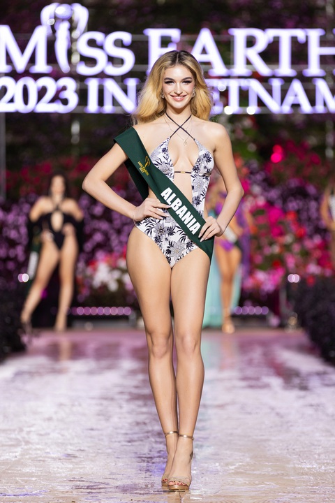 Dàn thí sinh Miss Earth 'sưởi ấm' Đà Lạt với phần thi bikini cực nóng bỏng- Ảnh 8. Dàn thí sinh Miss Earth 'sưởi ấm' Đà Lạt với phần thi bikini cực nóng bỏng- Ảnh 8.