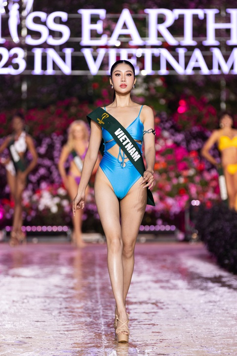 Dàn thí sinh Miss Earth 'sưởi ấm' Đà Lạt với phần thi bikini cực nóng bỏng- Ảnh 2. Đại diện Việt Nam - Đỗ Thị Lan Anh gây ấn tượng mạnh với những đường catwalk nóng bỏng, cô sải bước tự tin trong bộ cánh một mảnh cut-out khoe trọn hình thể.