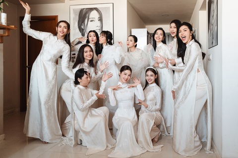 Lễ cưới Diễm My 9X: Cô dâu khoe visual xinh đẹp, dàn phù dâu 'chất lượng' tụ họp từ sớm- Ảnh 5. Từ 8h, dàn phù dâu gồm nhiều nghệ sĩ nổi tiếng như Diệu Nhi, Ninh Dương Lan Ngọc, Minh Tú, Thiên Ân, Võ Hoàng Yến, Ái Phương, Thùy Anh, Trang Hý, Annie đã có mặt tại nhà cô dâu để chuẩn bị đón tiếp nhà trai.