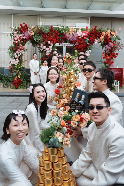 Lễ cưới Diễm My 9X: Cô dâu khoe visual xinh đẹp, dàn phù dâu 'chất lượng' tụ họp từ sớm- Ảnh 9. Dàn phù rể bị thử thách ăn trái thanh long không dùng tay và trả lời loạt câu hỏi khó.