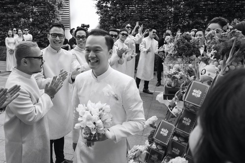 Lễ cưới Diễm My 9X: Cô dâu khoe visual xinh đẹp, dàn phù dâu 'chất lượng' tụ họp từ sớm- Ảnh 8. Khoảng 9h, doanh nhân Vinh Nguyễn cùng đàng trai có mặt. Diễm My trong nhà nấp sau rèm ngắm chồng từ xa.