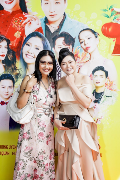 Ca sĩ Như Quỳnh kết hợp bolero với rap, rock trong đêm live show ‘Xuân yêu thương’- Ảnh 5. Ca sĩ Họa Mi (trái) sẽ xuất hiện trong một tiết mục thật trẻ trung cùng Như Quỳnh