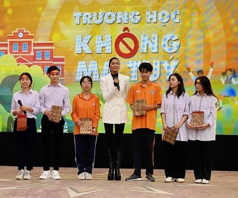 Hoa hậu H’Hen Niê và nghệ sĩ Xuân Bắc kêu gọi giới trẻ không thử ma túy dù chỉ một lần- Ảnh 1. Hoa hậu H'Hen Niê cùng các bạn học sinh trong chương trình Trường học không ma túy - Ảnh: C04 cung cấp