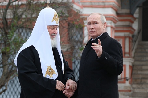 Thượng phụ Giáo hội Chính thống giáo Nga Kirill (trái) bắt tay Tổng thống Nga Vladimir Putin trong lễ kỷ niệm Ngày thống nhất quốc gia Nga 4-11 - Ảnh: SPUTNIK Thượng phụ Giáo hội Chính Thống giáo Nga Kirill (trái) bắt tay Tổng thống Nga Vladimir Putin trong lễ kỷ niệm Ngày thống nhất quốc gia Nga 4-11 - Ảnh: SPUTNIK