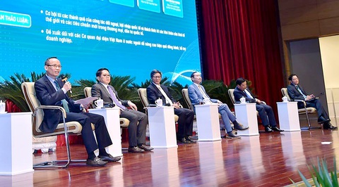 Các diễn giả là đại sứ, đại diện cơ quan ngoại giao Việt Nam ở nước ngoài và doanh nghiệp tại một phiên tọa đàm ngày 15-12 - Ảnh: ANH SƠN/báo Thế Giới và Việt Nam Các diễn giả là đại sứ, đại diện cơ quan ngoại giao Việt Nam ở nước ngoài và doanh nghiệp tại một phiên tọa đàm ngày 15-12 - Ảnh: ANH SƠN/báo Thế Giới và Việt Nam